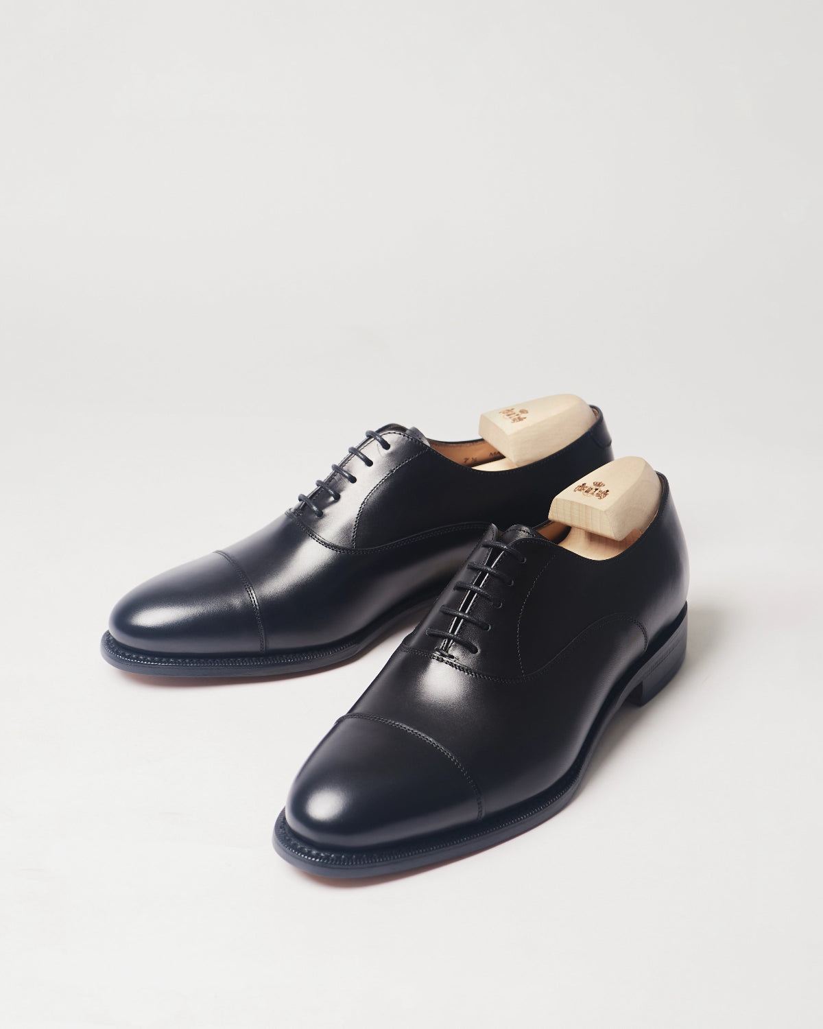 Berwick Oxford Captoe 4311 Box Calf Black smooth leather shoes pair front angle view