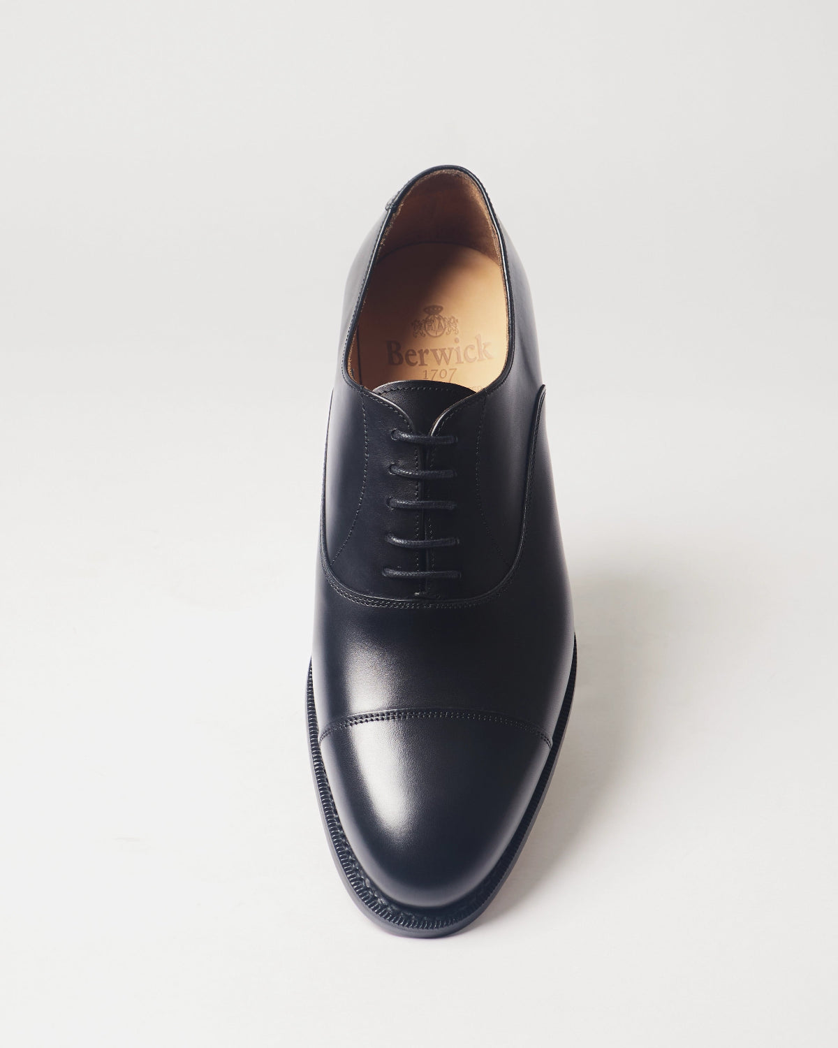 Berwick Oxford Captoe 4311 Box Calf Black smooth leather shoe front view