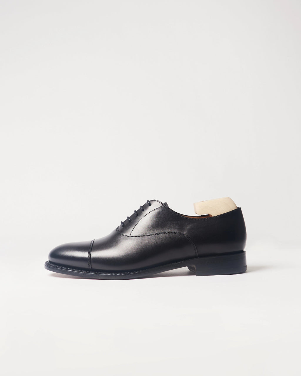 Berwick Oxford Captoe 4311 Box Calf Black smooth leather shoe side view