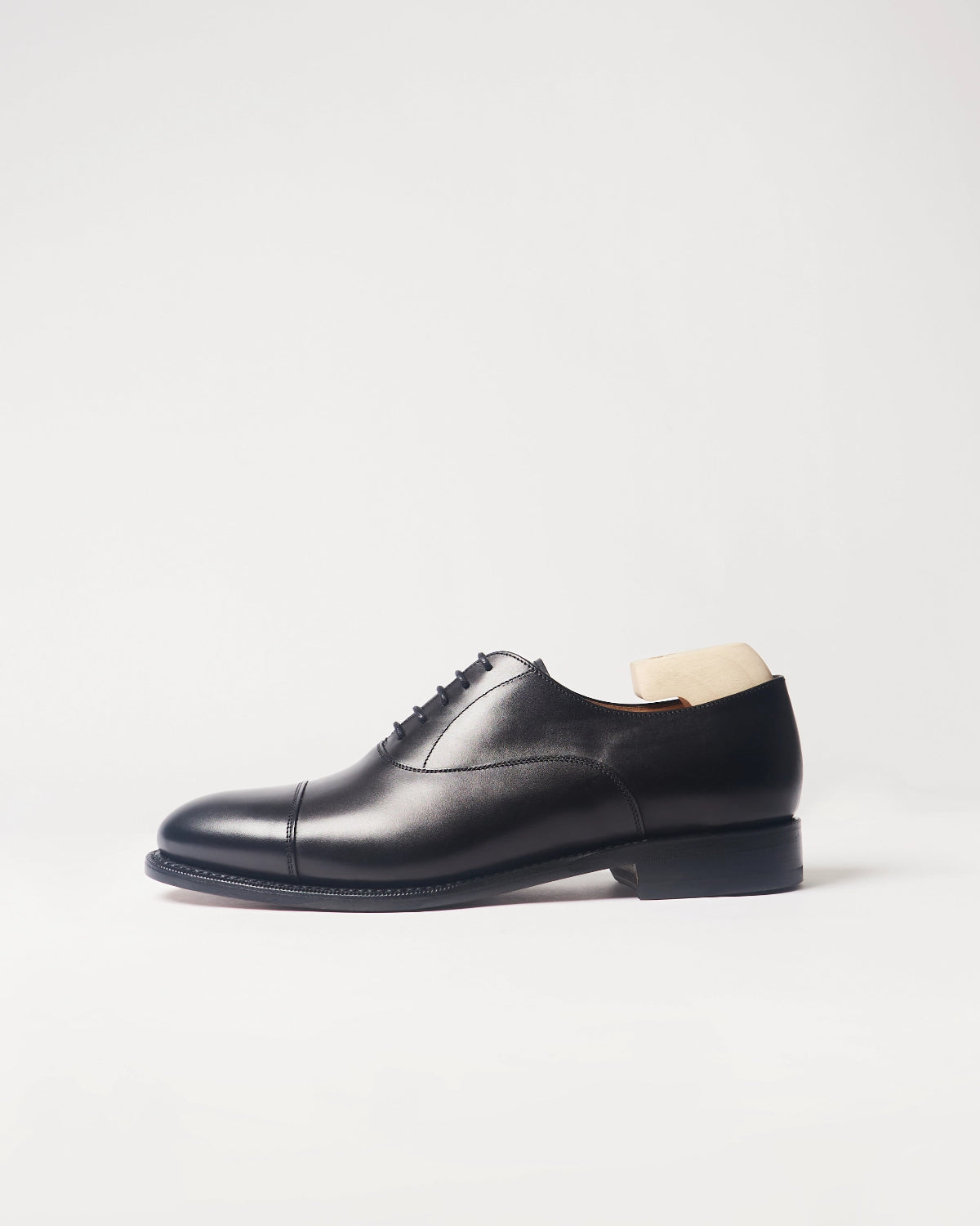 Berwick Oxford Captoe 4311 Box Calf Black smooth leather shoe side view