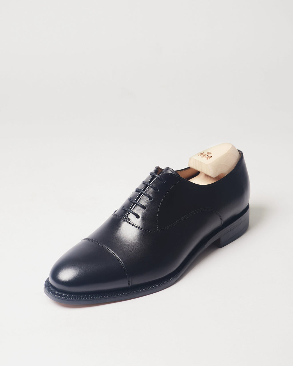 Berwick Oxford Captoe 4311 Box Calf Black smooth leather single shoe front angle view