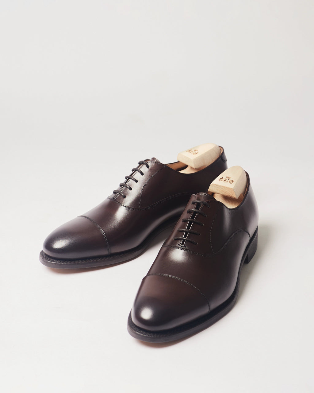 Berwick Oxford Captoe 4311 Nomera Testa Oscuro dark brown leather shoes pair front angle view