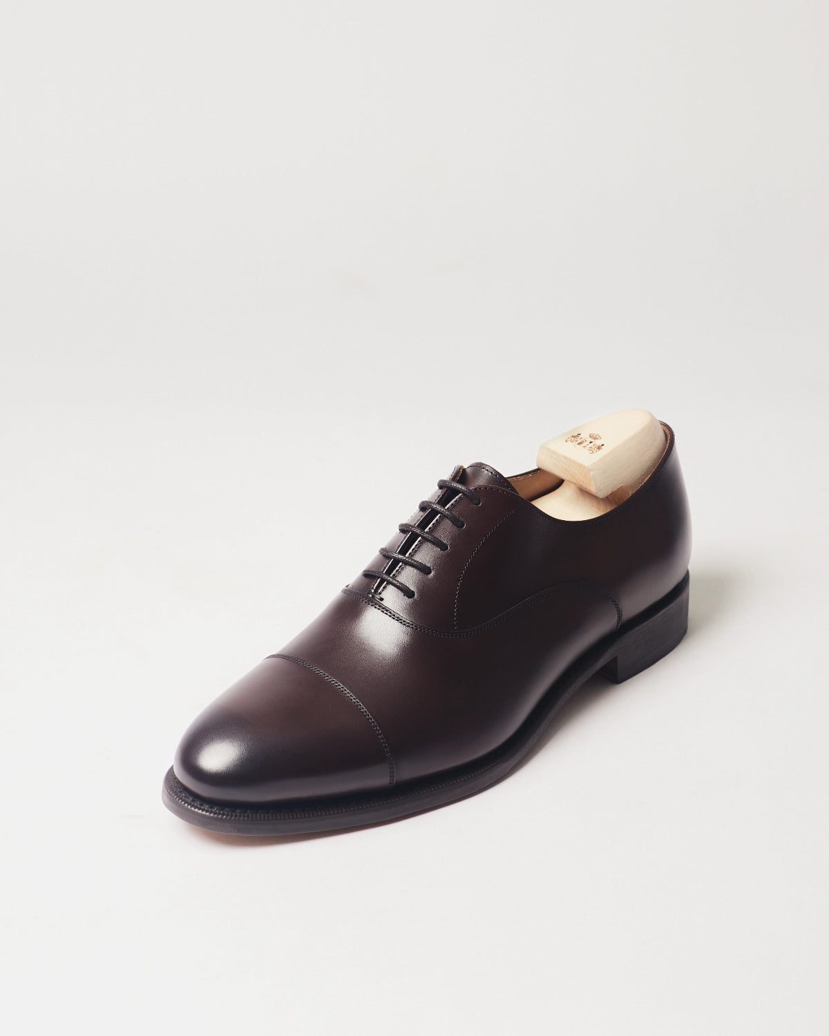 Berwick Oxford Captoe 4311 Nomera Testa Oscuro dark brown leather single shoe front angle view