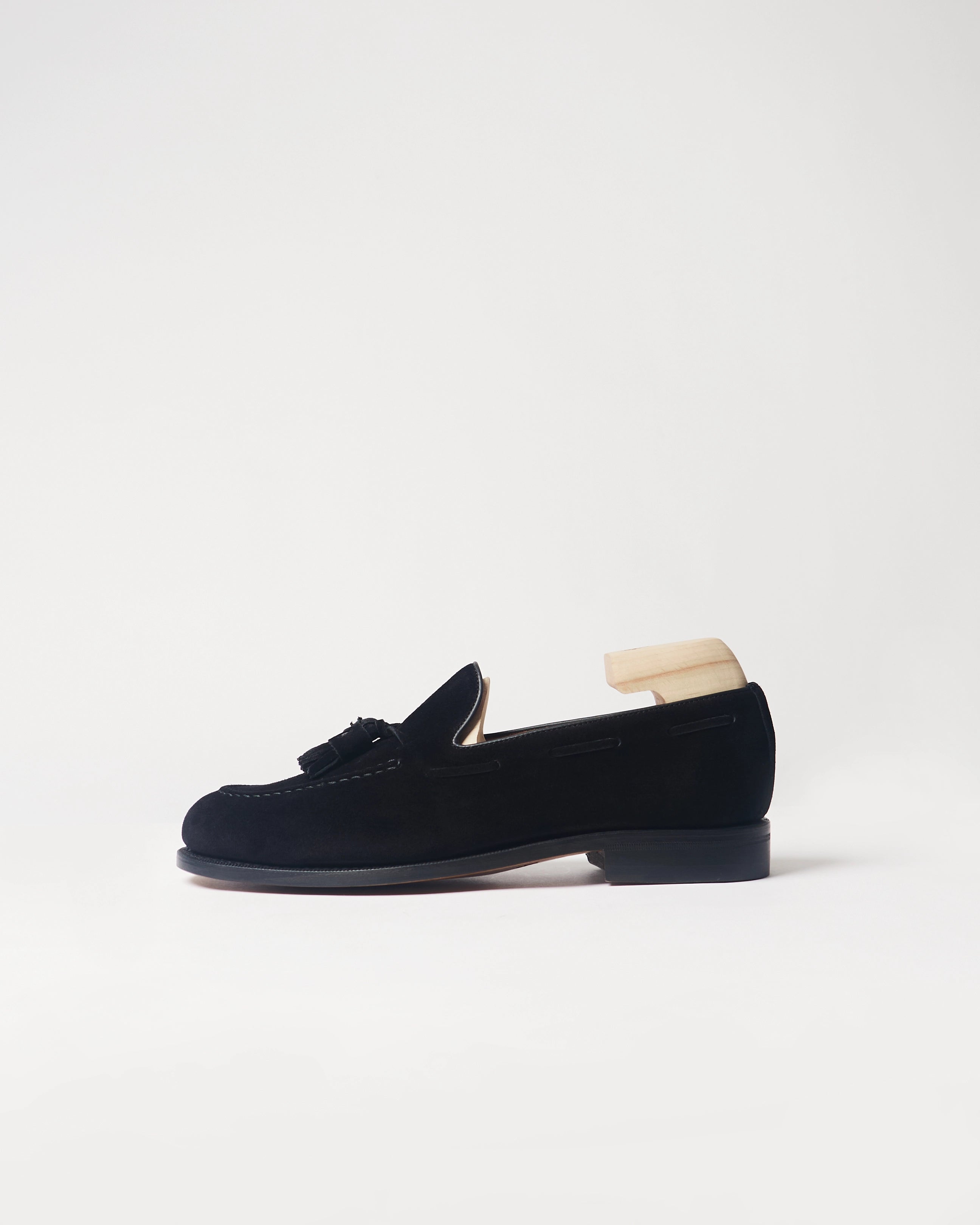 Berwick Tassel Loafer 5139 Go Rain Suede Black shoe side view