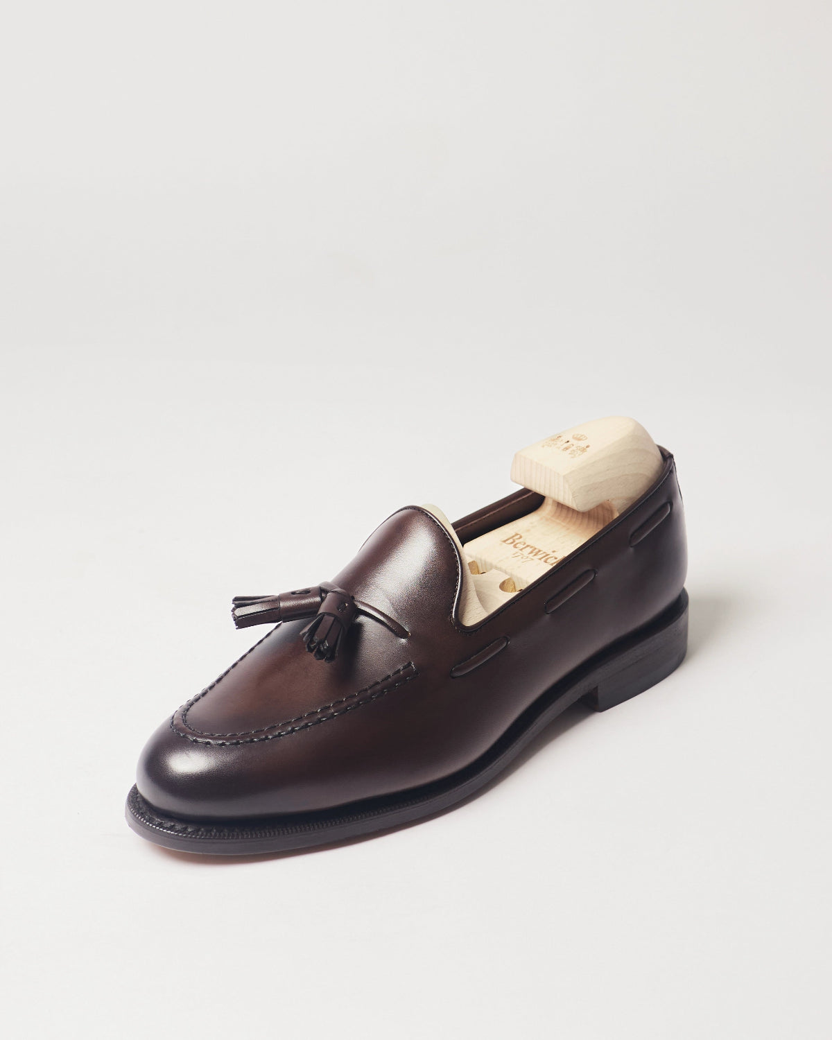 Berwick Tassel Loafer 5139 Nomera Dark Brown smooth leather single shoe front angle view