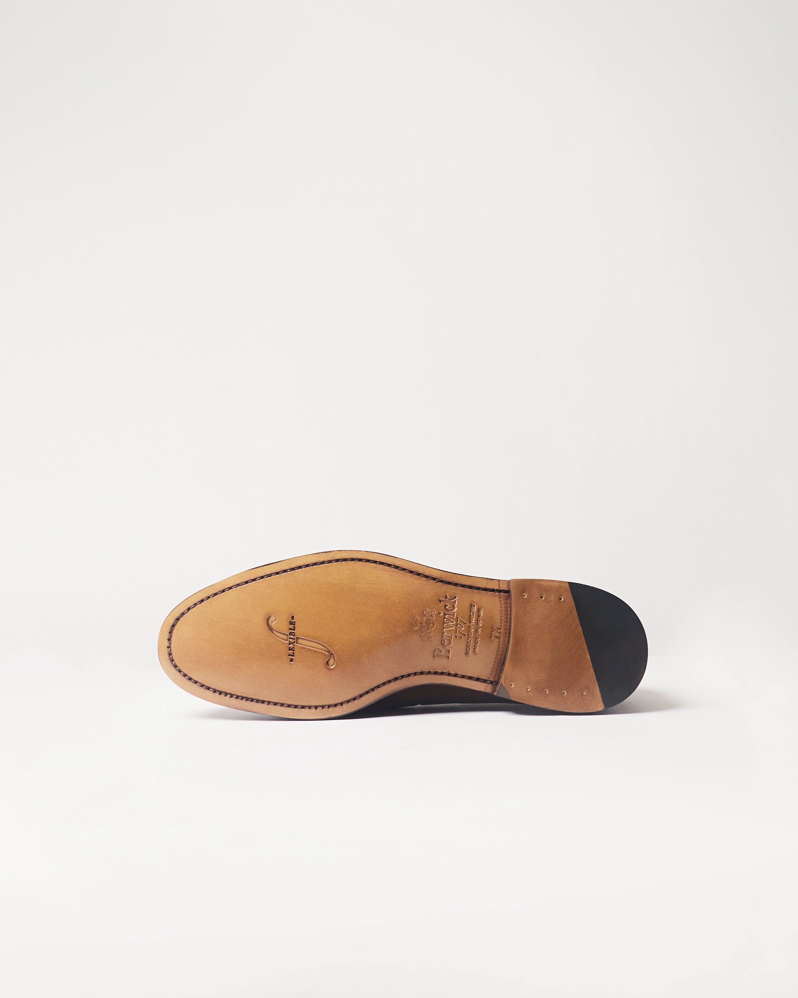 Berwick Tassel Loafer 5139 Repello Suede 173 shoe rubber outsole view