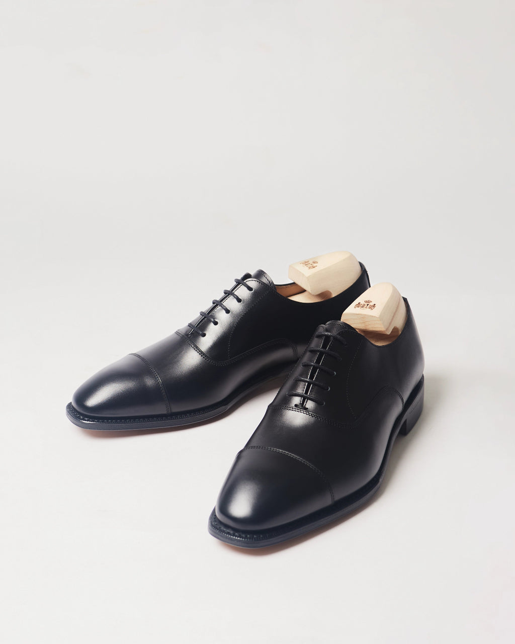 Berwick Oxford Captoe 5196 Box Calf Black smooth leather shoes pair front angle view