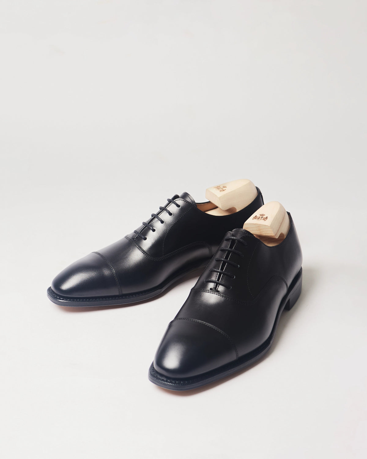 Berwick Oxford Captoe 5196 Box Calf Black smooth leather shoes pair front angle view