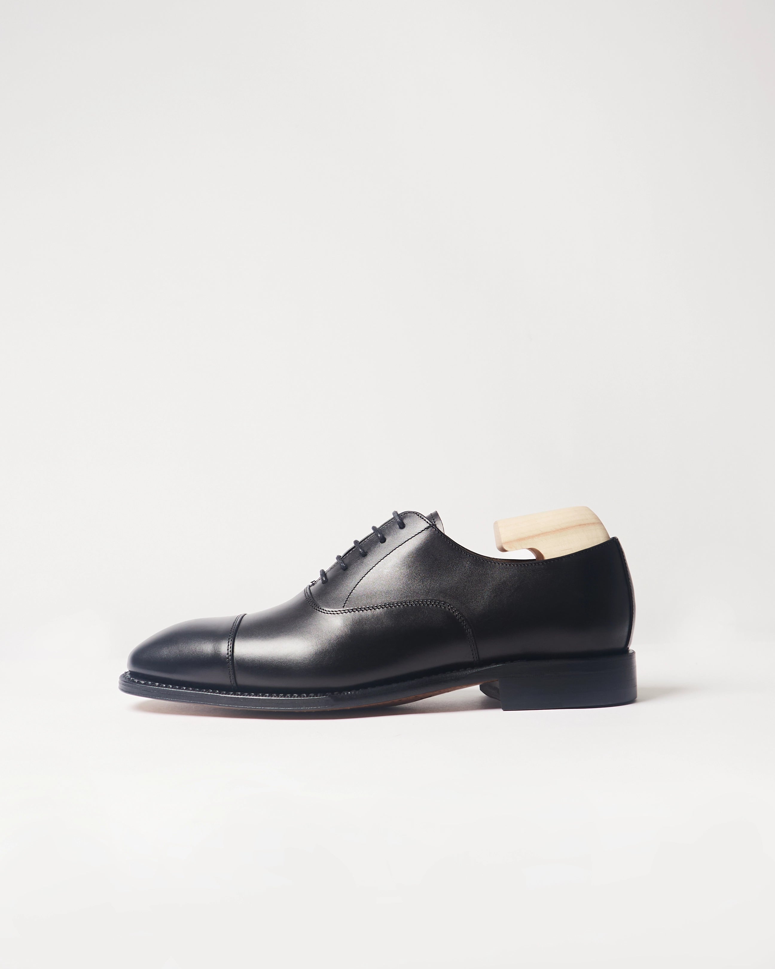 Berwick Oxford Captoe 5196 Box Calf Black smooth leather shoe side view