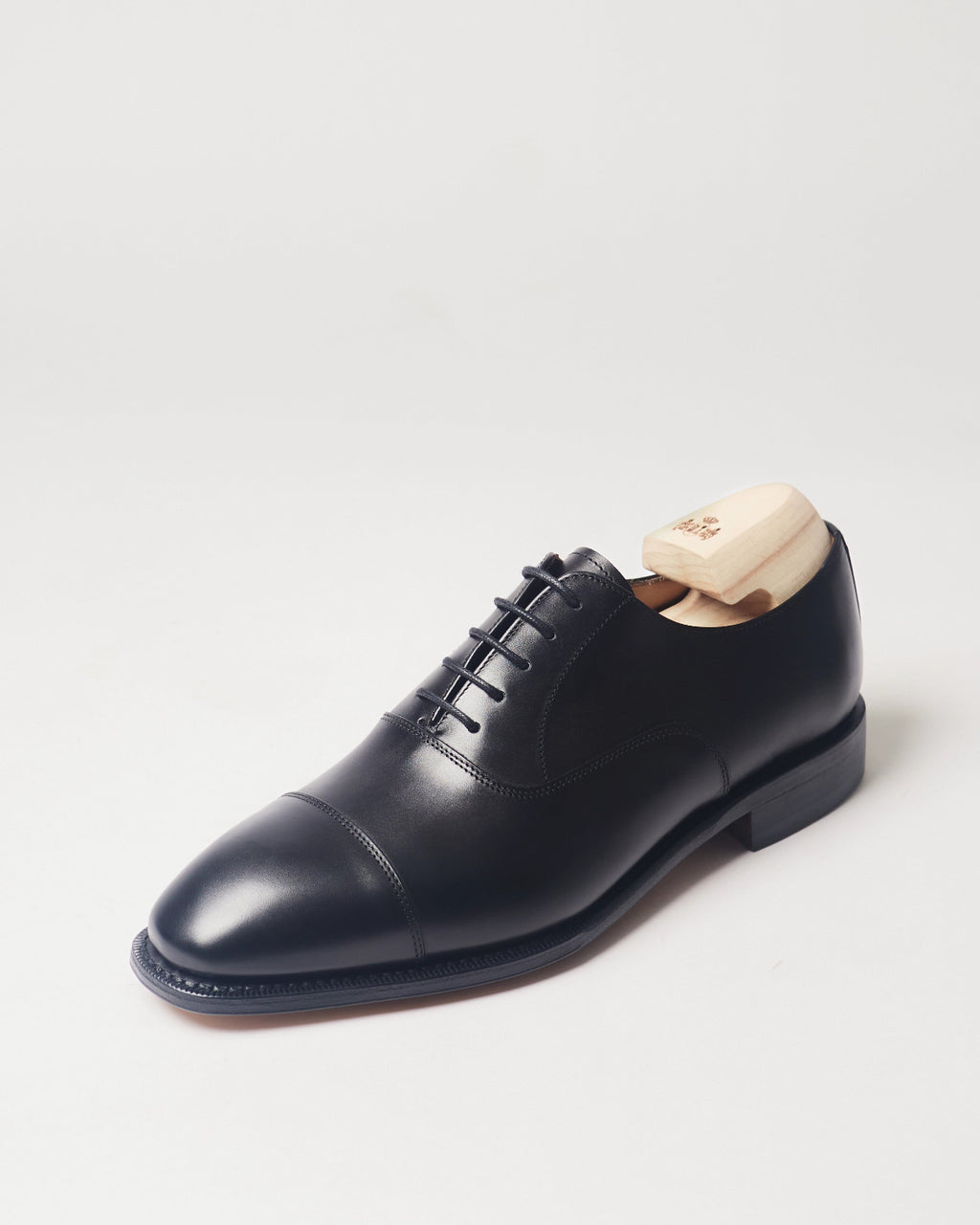Berwick Oxford Captoe 5196 Box Calf Black smooth leather single shoe front angle view