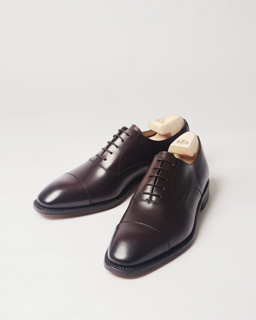Berwick Oxford Captoe 5196 Nomera Testa Oscuro dark brown leather shoes pair front angle view