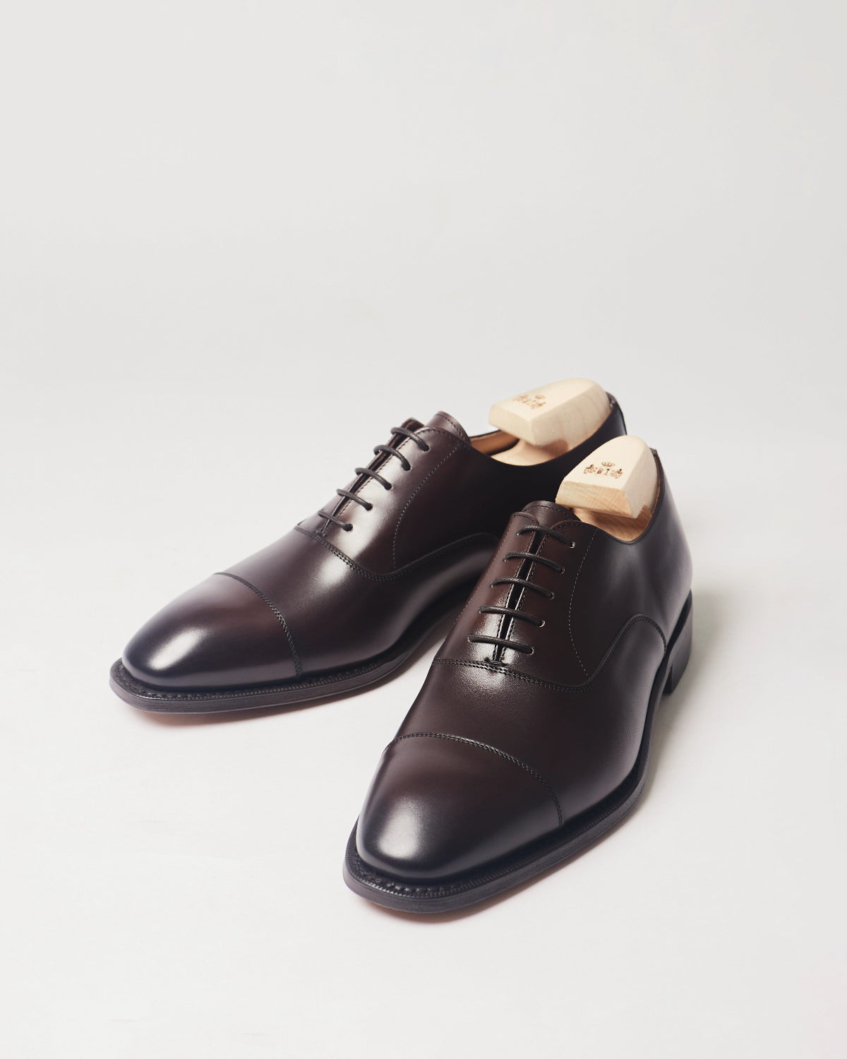 Berwick Oxford Captoe 5196 Nomera Testa Oscuro dark brown leather shoes pair front angle view