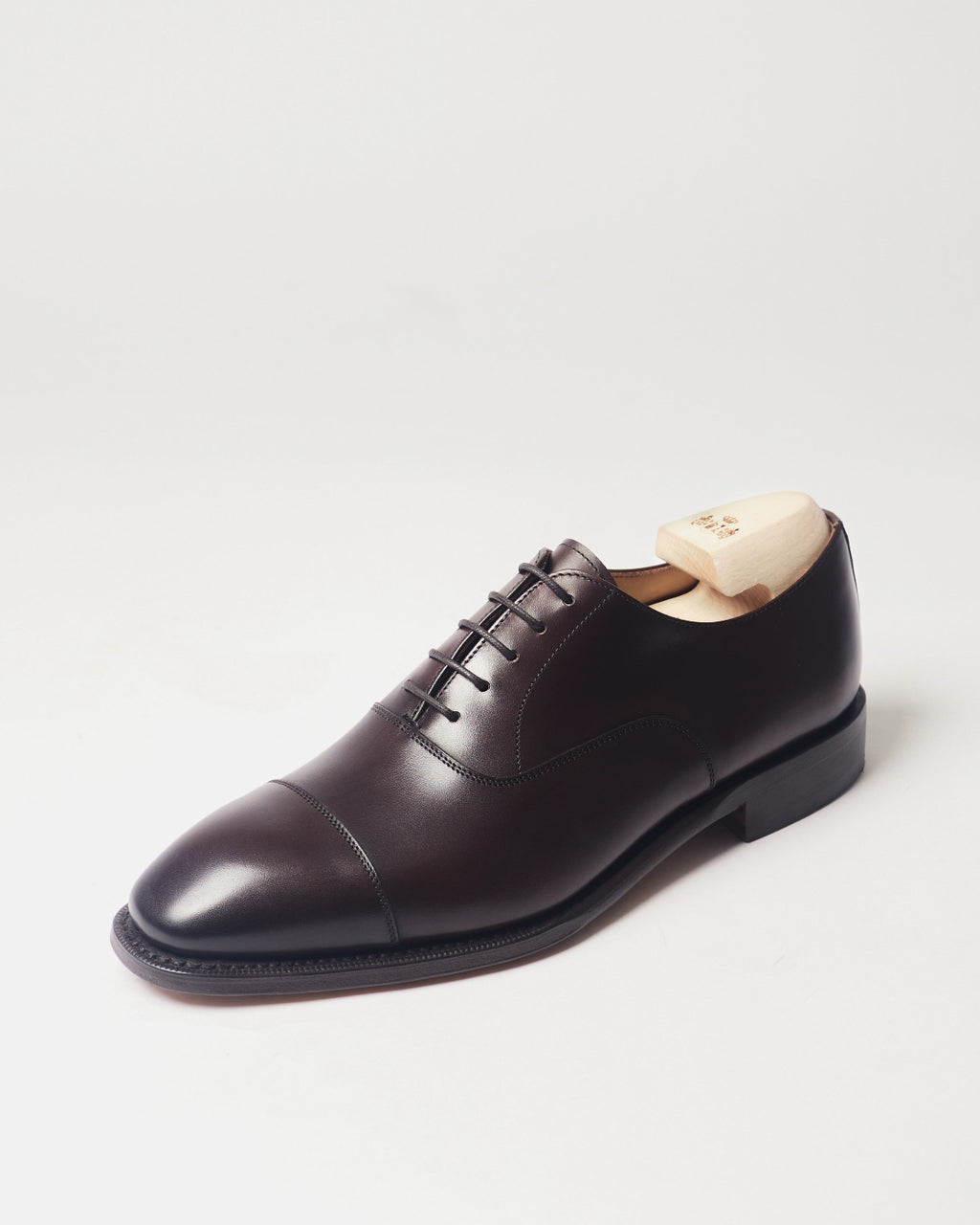 Berwick Oxford Captoe 5196 Nomera Testa Oscuro dark brown leather single shoe front angle view