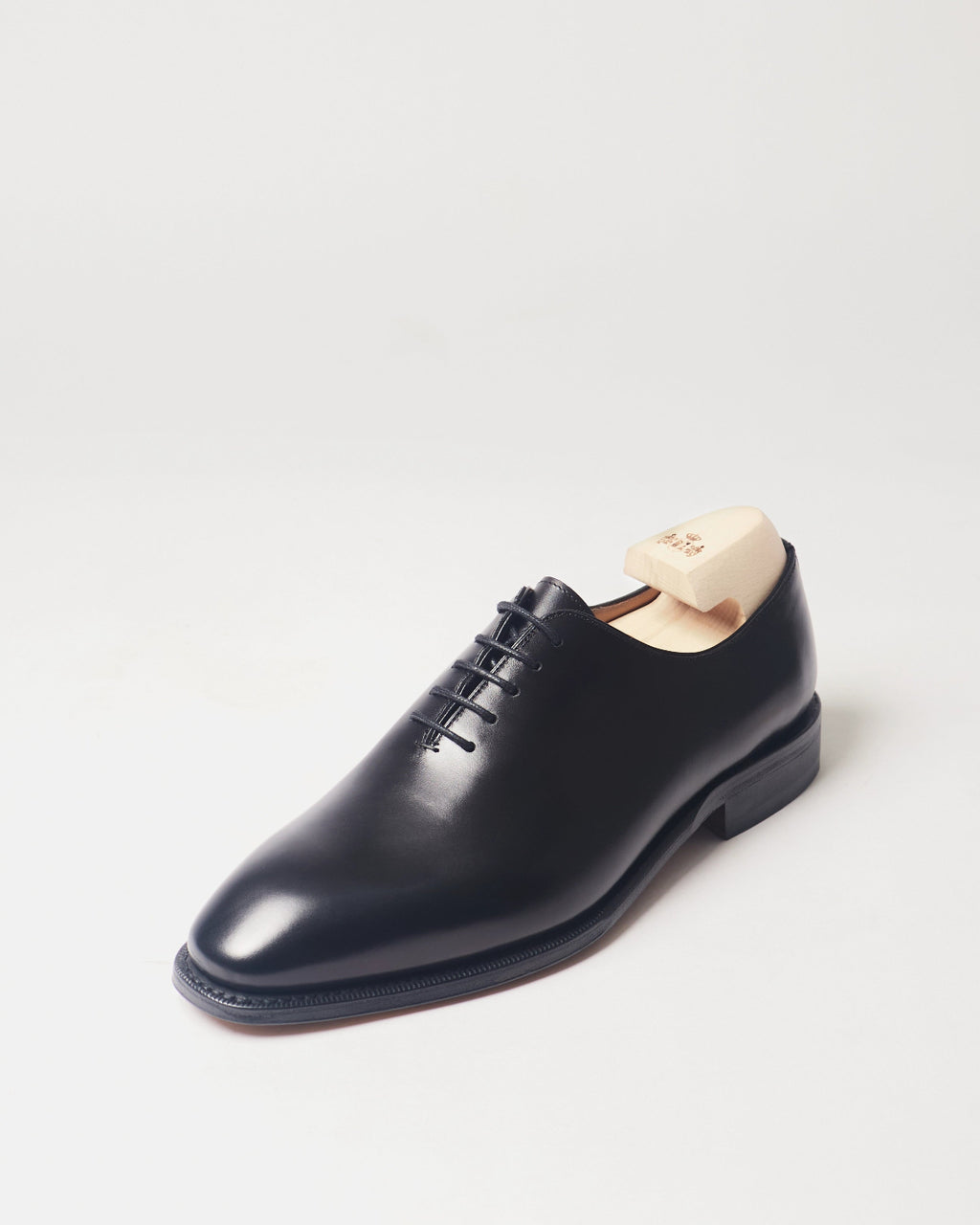 Berwick Wholecut Oxford 5216 Box Calf Black smooth leather single shoe front angle view