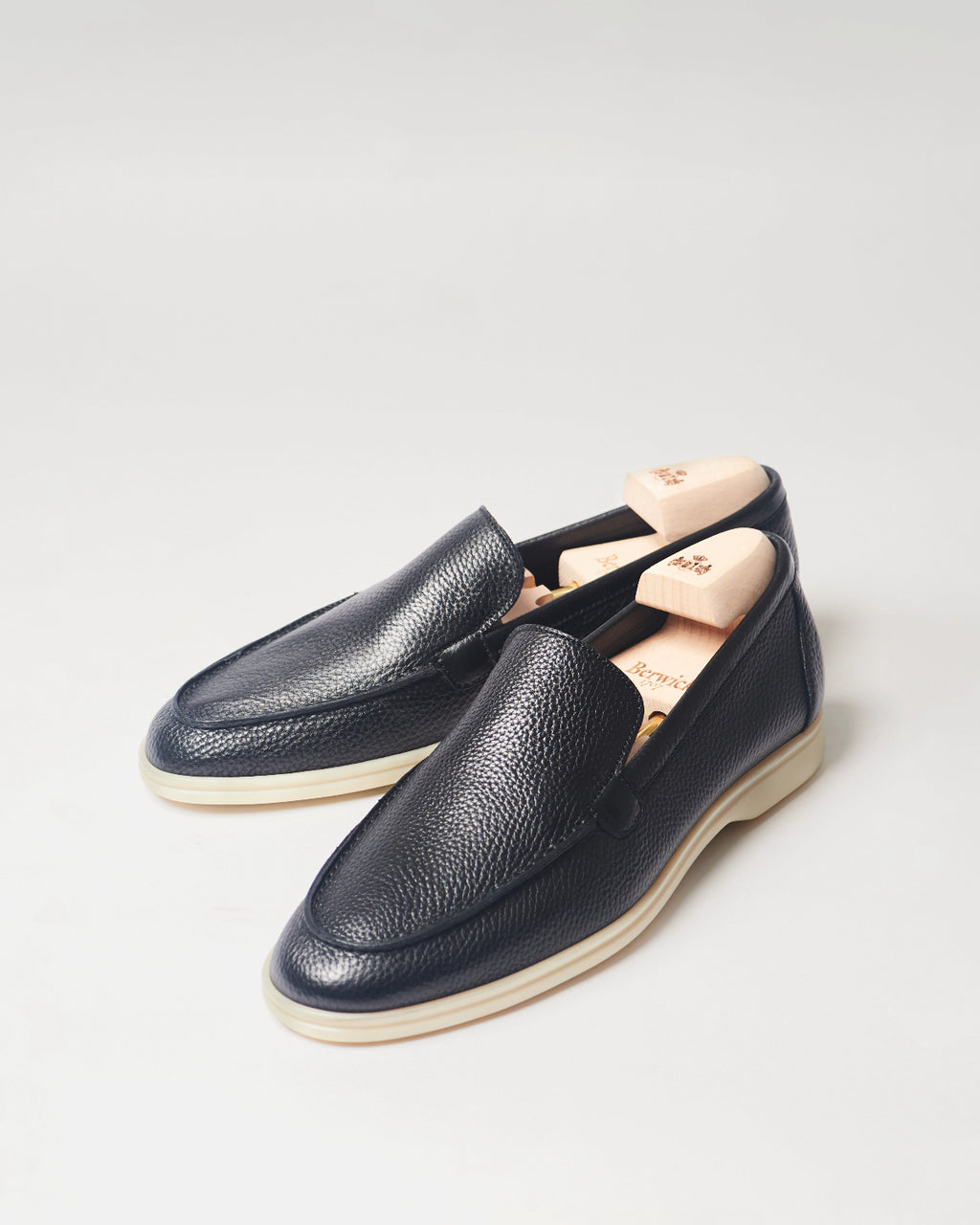 Berwick Flex Walk Loafer 5542 Loan Black grained leather shoes pair front angle view