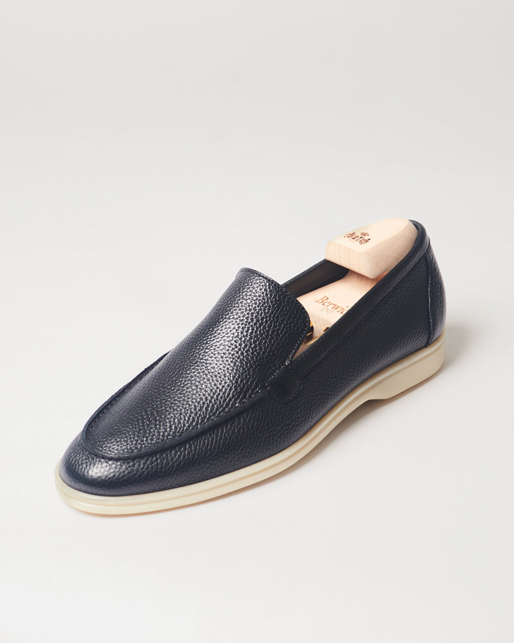 Berwick Flex Walk Loafer 5542 Loan Black grained leather single shoe front angle view