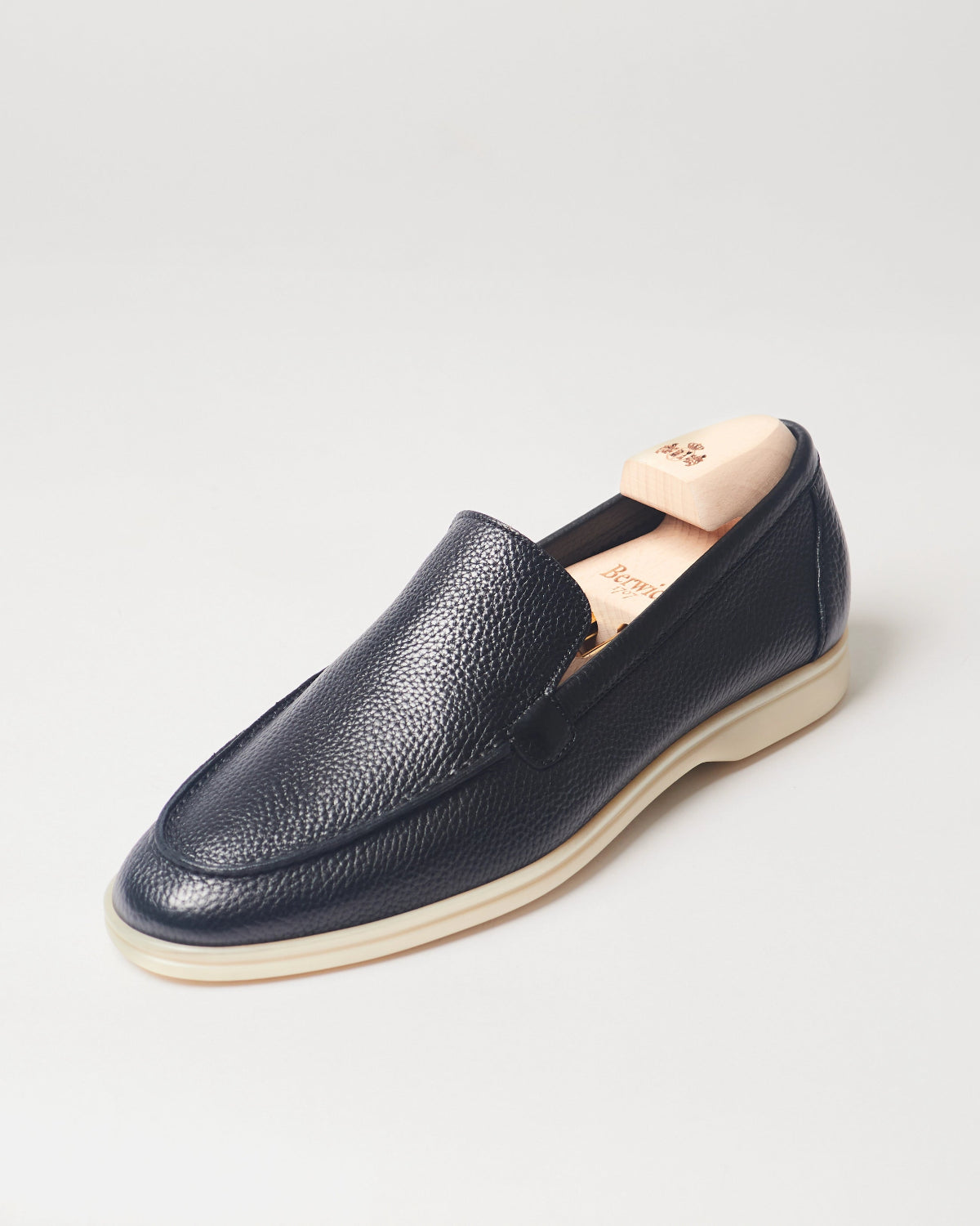 Berwick Flex Walk Loafer 5542 Loan Black grained leather single shoe front angle view