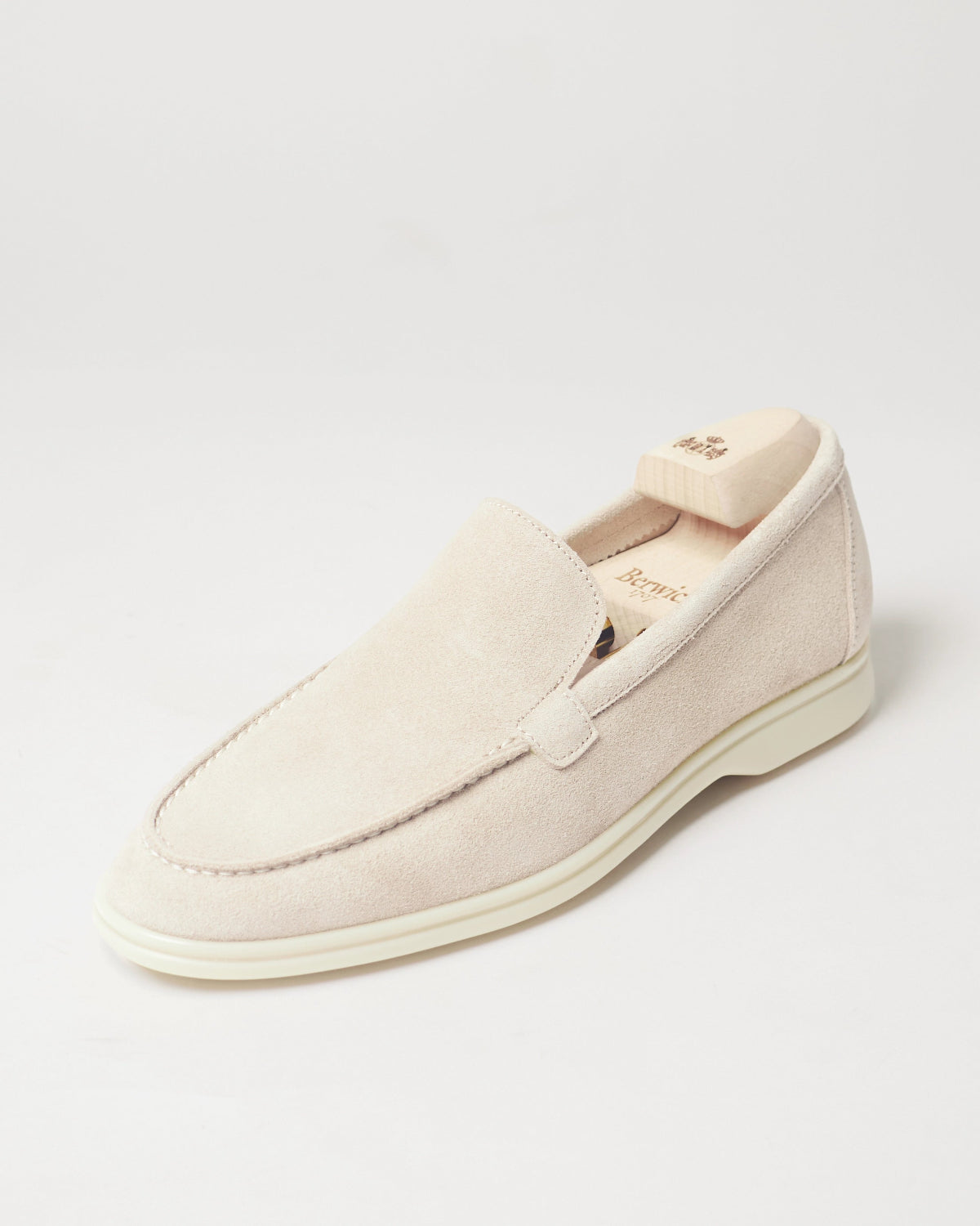 Berwick Flex Walk Loafer 5542 Yankee Suede Avola single shoe front angle view