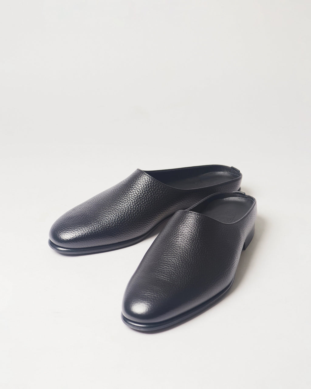 Berwick Slipper 5584 Loan Black grained leather shoes pair front angle view