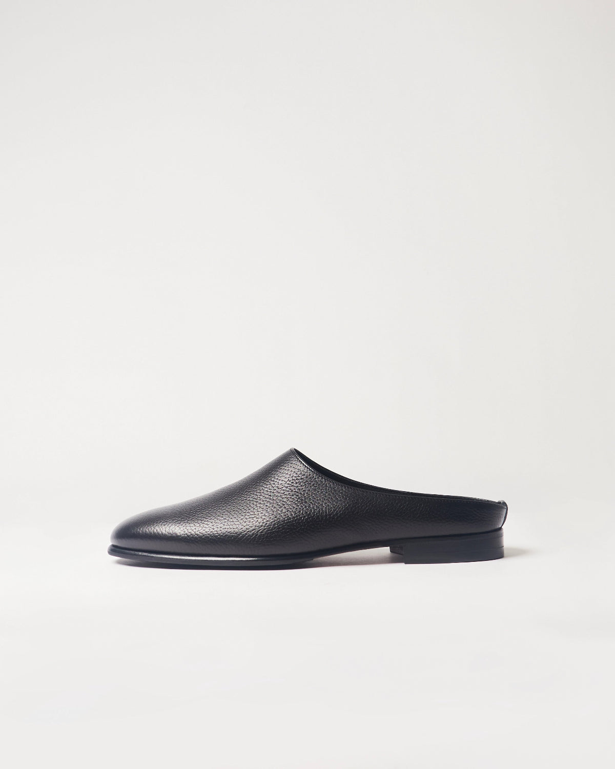Berwick Slipper 5584 Loan Black grained leather shoes side view