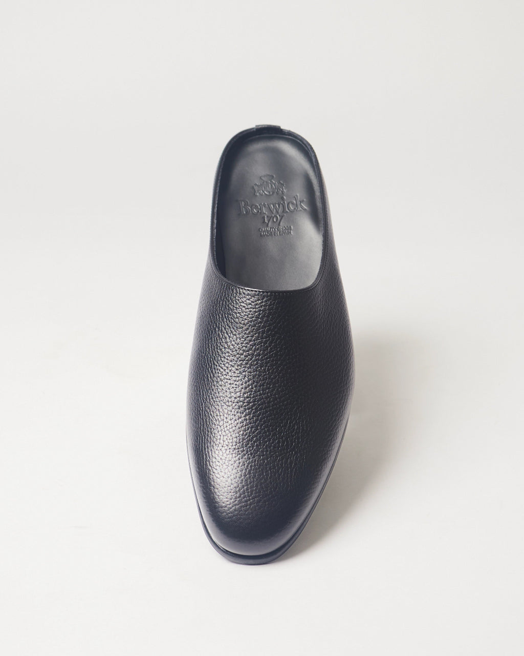 Berwick Slipper 5584 Loan Black grained leather shoes top front view