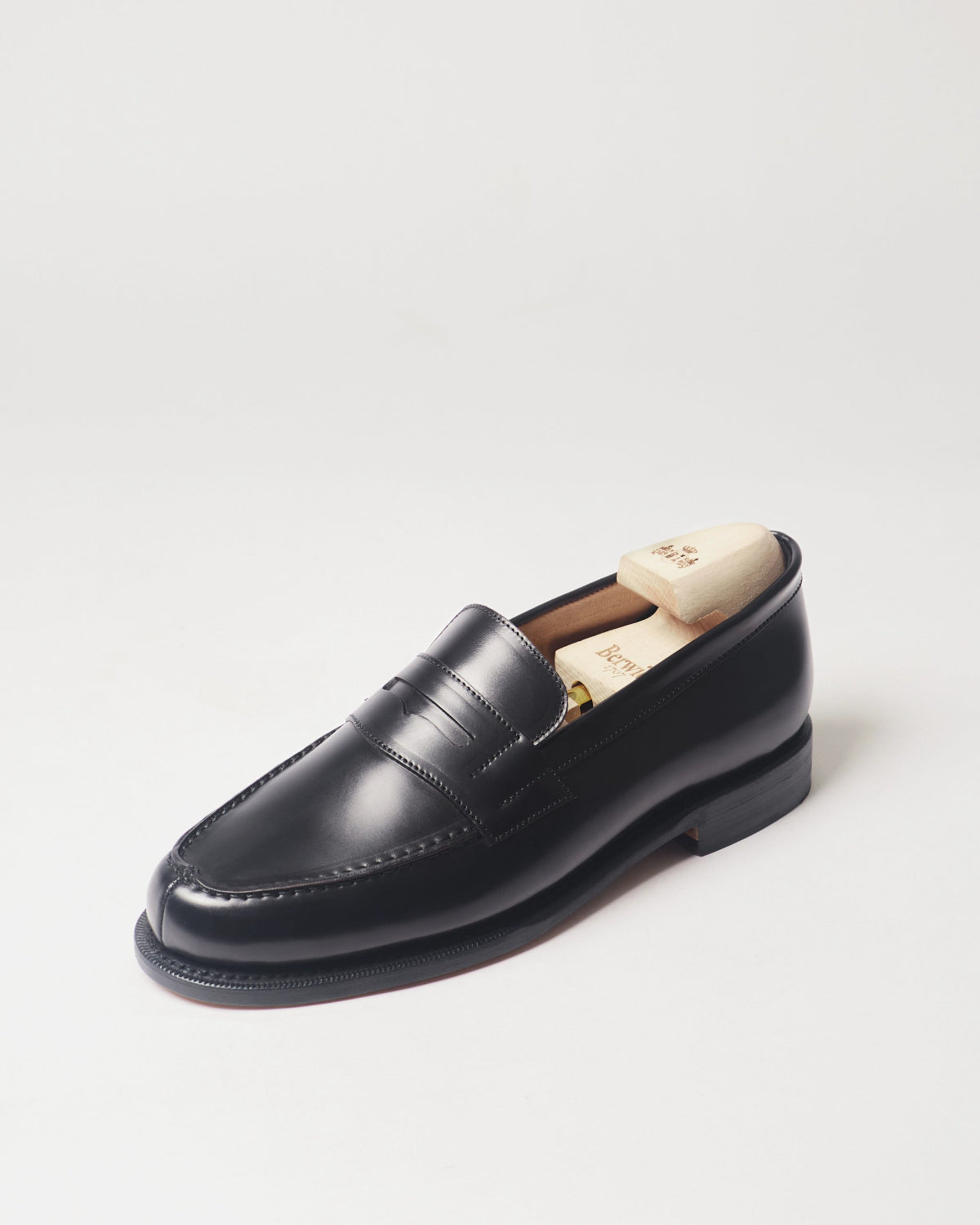 Berwick French Loafer 5732 Cordovan Rocado Black shell cordovan leather single shoe front angle view