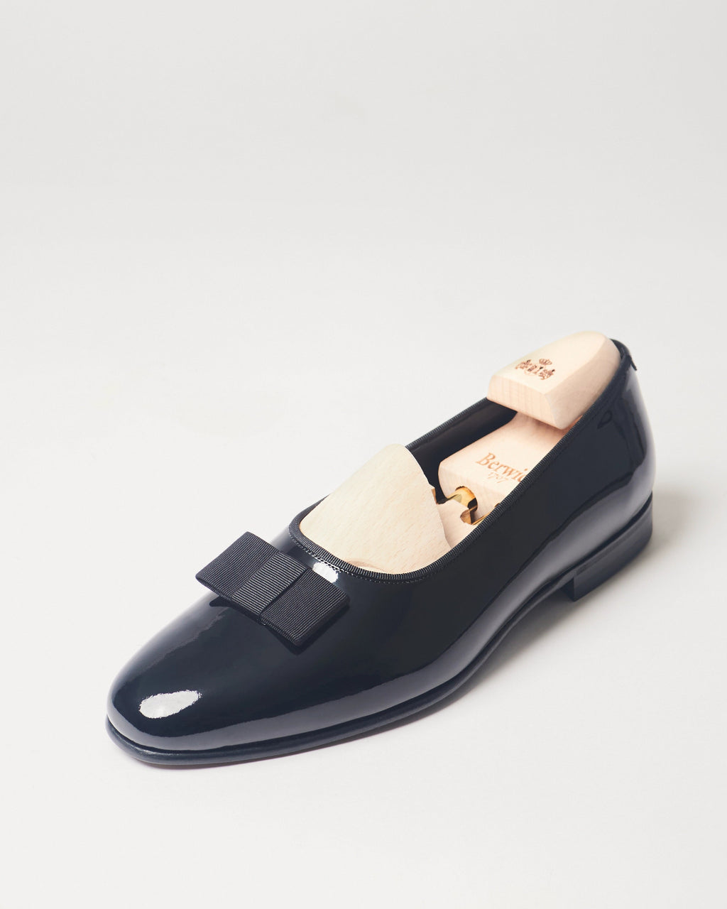 Berwick Belgian Loafers 5744 Charol Black patent leather single shoe front angle view