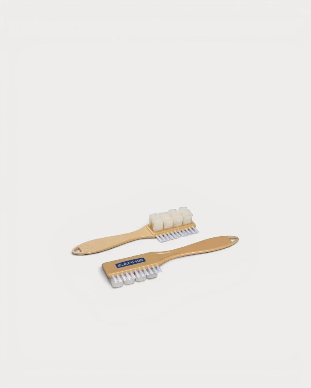 Saphir BDC Microfibre Brush with light wooden handle and soft microfibre cloth side view